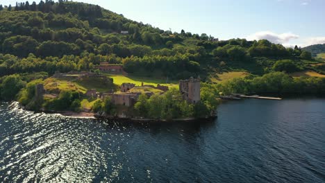 retiro aéreo del castillo de urquhart en el lago ness, escocia, reino unido