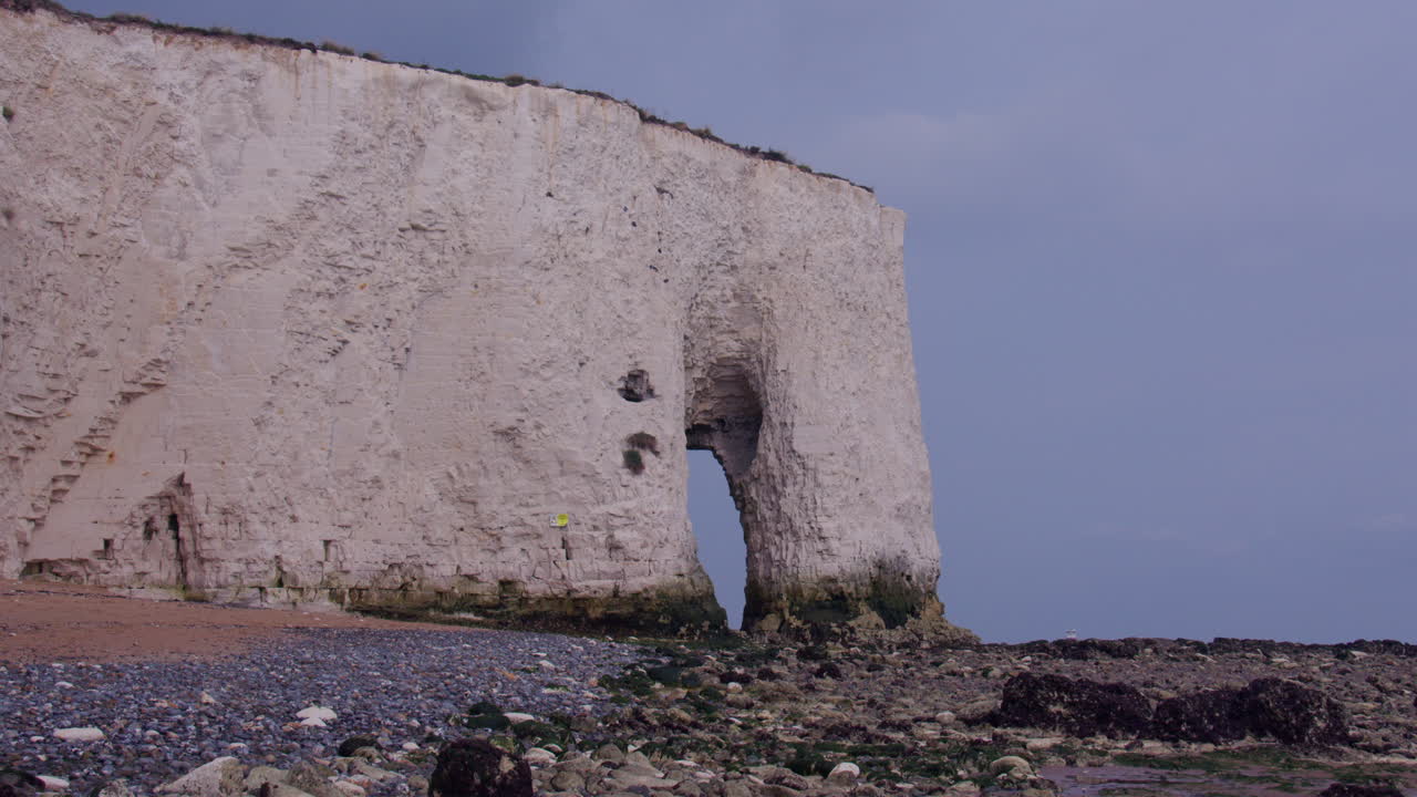 Ampia inquadratura panoramica verso nord sulla baia di Kingsgate, con l'Arco di Kingsgate e le scogliere