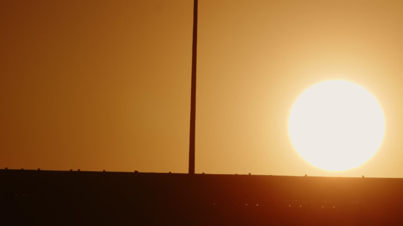 silueta de un camión de camión conduciendo por la carretera en el fondo del sol en el cielo al atardecer. transporte de carga, logística, entrega