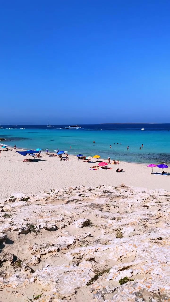 Panoramica verticale, banco di sabbia incontaminato, Spiaggia di Ses Illetes, Mar Mediterraneo, isola di Formentera Spagna, acqua turchese, sabbia bianca, destinazione di viaggio estiva, meta turistica popolare, 4K 60fps