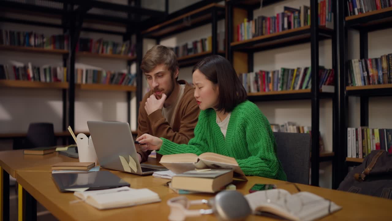 estudiantes estudiando juntos en una biblioteca