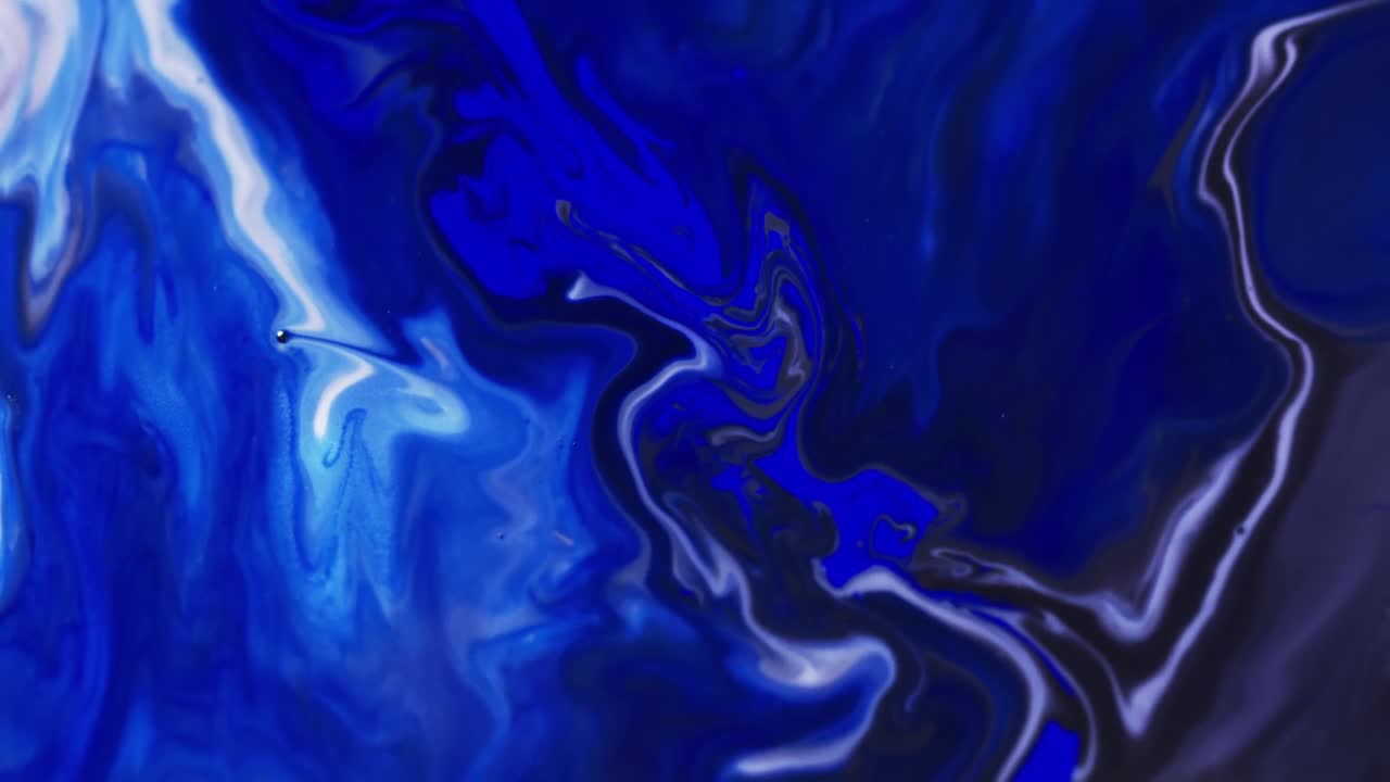 Video en primer plano de tinta azul y blanca en agua con espacio para texto.