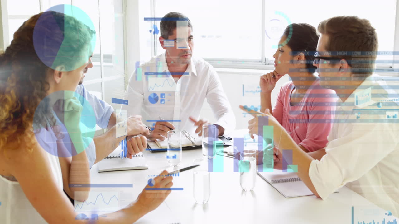 animación del procesamiento de datos financieros sobre diversas personas de negocios en la oficina