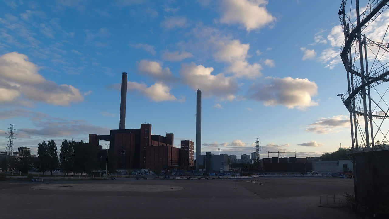 lapso de tiempo del cielo: central eléctrica de hanasaari en el distrito de helsinki suvilahti