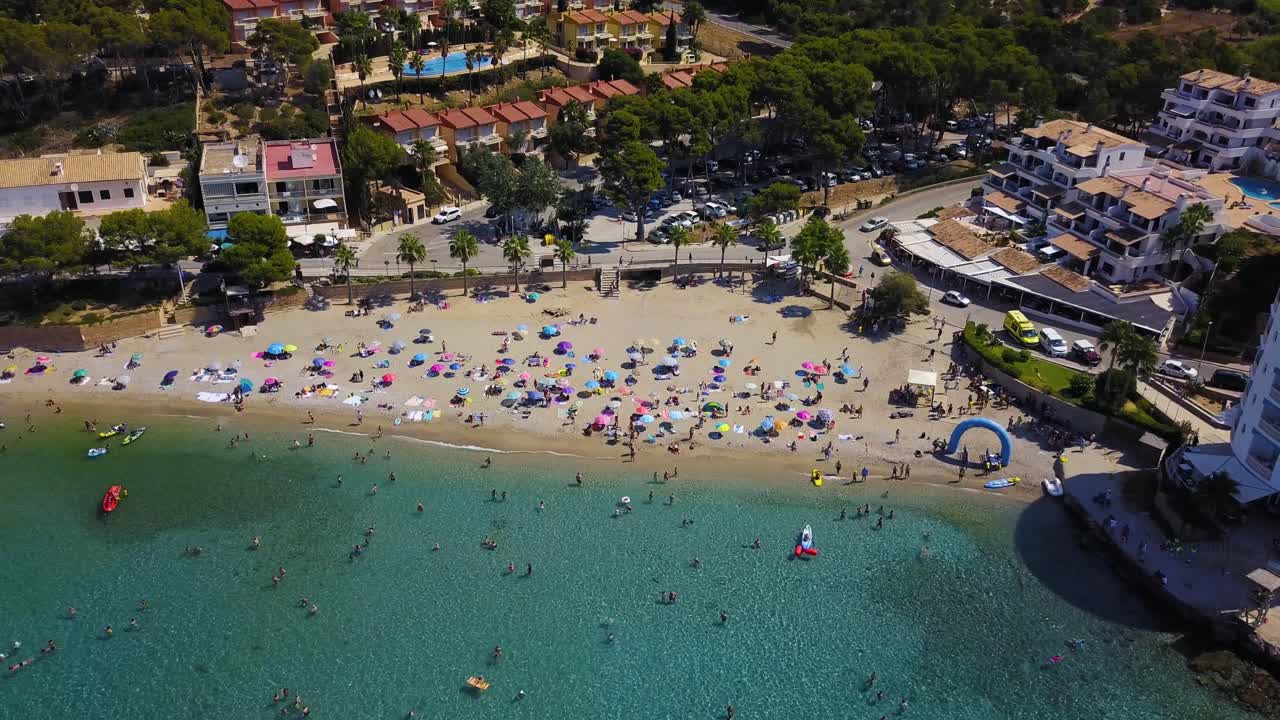 Drone che si sposta da destra a sinistra sopra la popolare località balneare di Playa de San Telmo, a Puerto de la Cruz, Isole Canarie, Spagna.