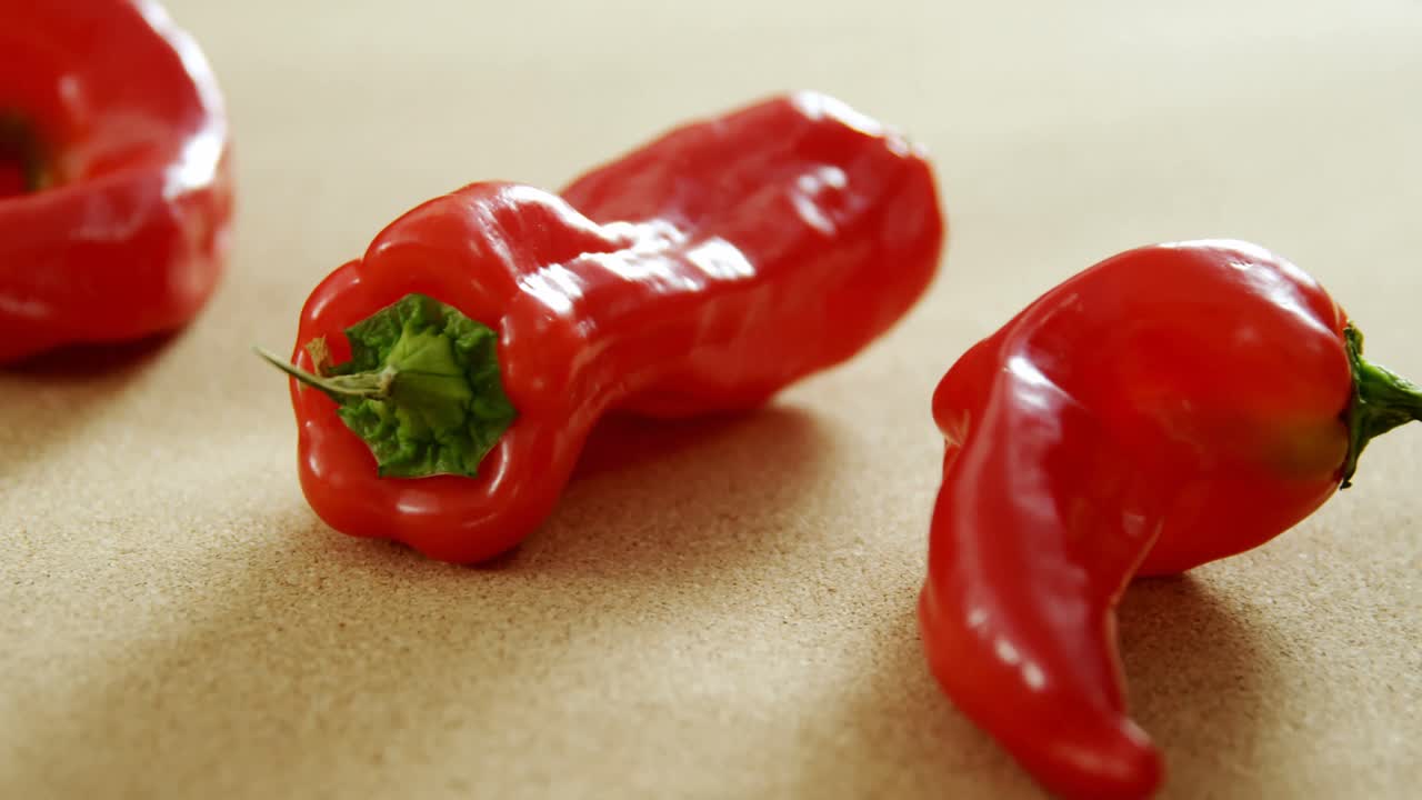 갈색 바탕에  ⁇ 은 고추 4k