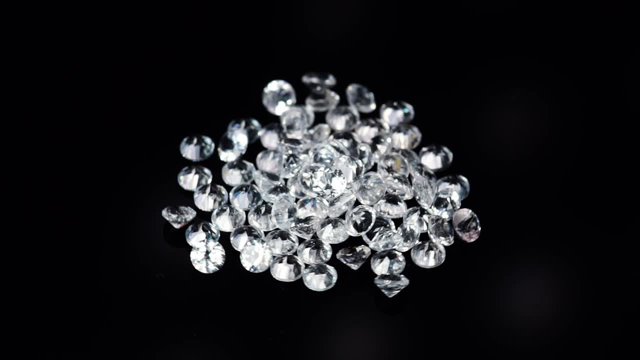 어두운 배경에 자연 둥근  토파스 보석 회전 테이블