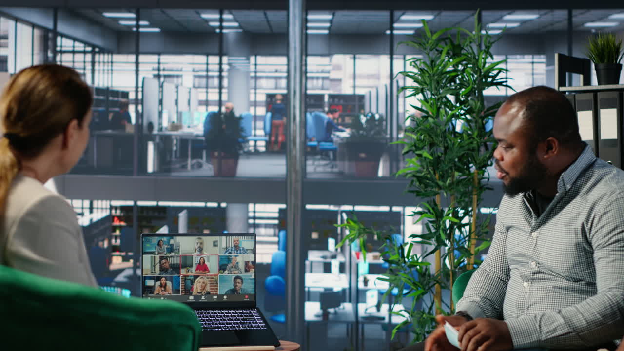 Vertical Video Office life captured through virtual teamwork in a video conference