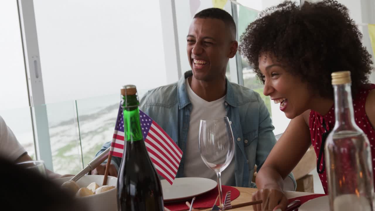 familia multigeneracional que tiene una comida de celebración