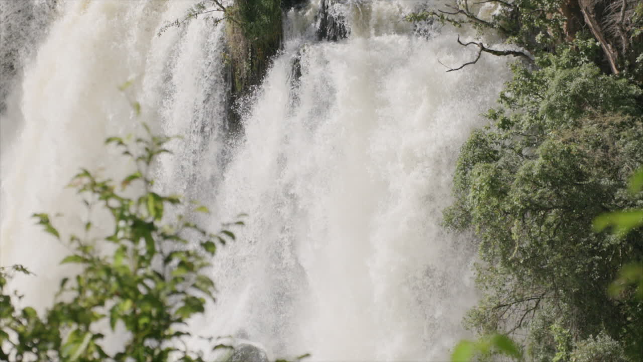 cerca de las imágenes en cámara lenta del agua corriendo de una cascada cayendo