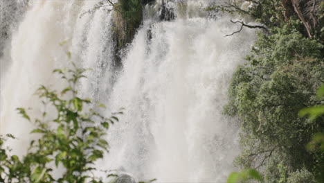 Nahaufnahmen-In-Zeitlupe-Vom-Rauschenden-Wasser-Eines-Fallenden-Wasserfalls