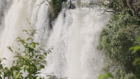 Cerrar-Imágenes-En-Cámara-Lenta-Del-Agua-Corriendo-De-Una-Cascada-Cayendo