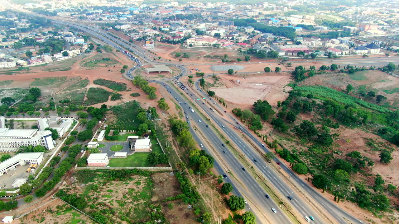 disparo del puente de la carretera de abuja con coches que pasan