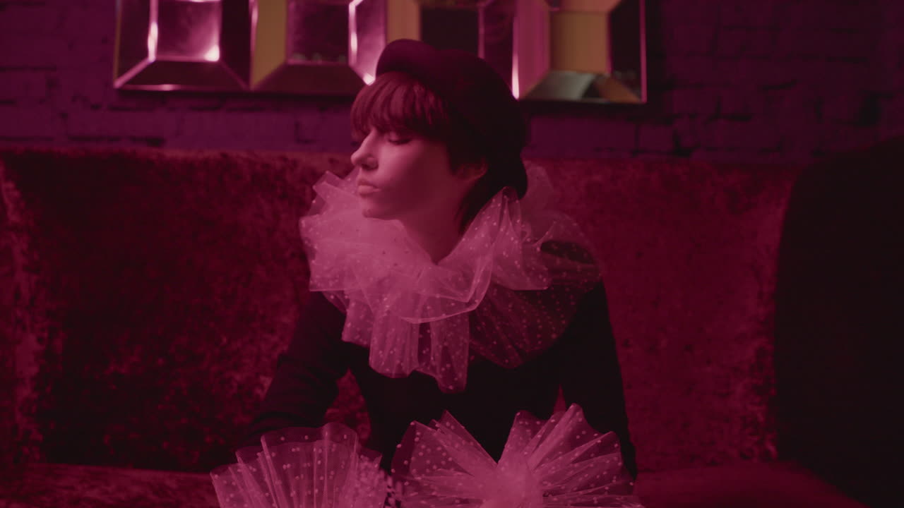 молодая женщина танцует.