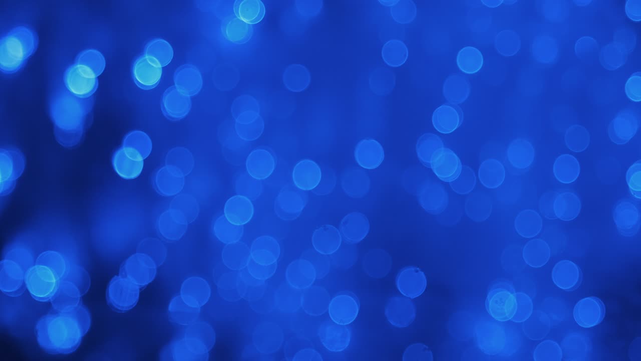 panorama. hermoso reflejo de luces desenfocadas en el agua. desenfocado abstracto fondo azul de navidad.