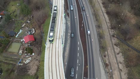 vista de un avión no tripulado de una carretera de dos carriles y un viaducto de tranvía