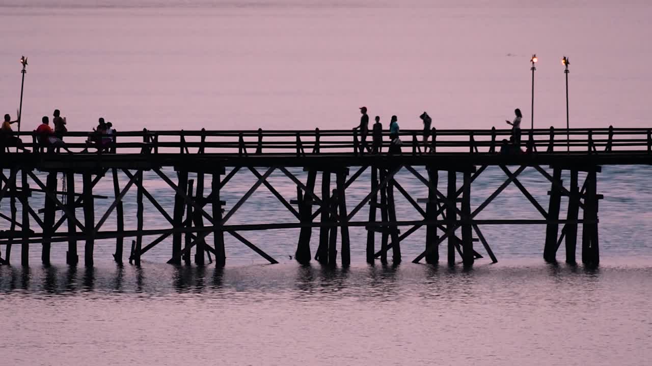мост мон - старый деревянный мост, расположенный в сангкла, таиланд