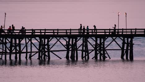 Die-Mon-brücke-Ist-Eine-Alte-Holzbrücke-In-Sangkla,-Thailand