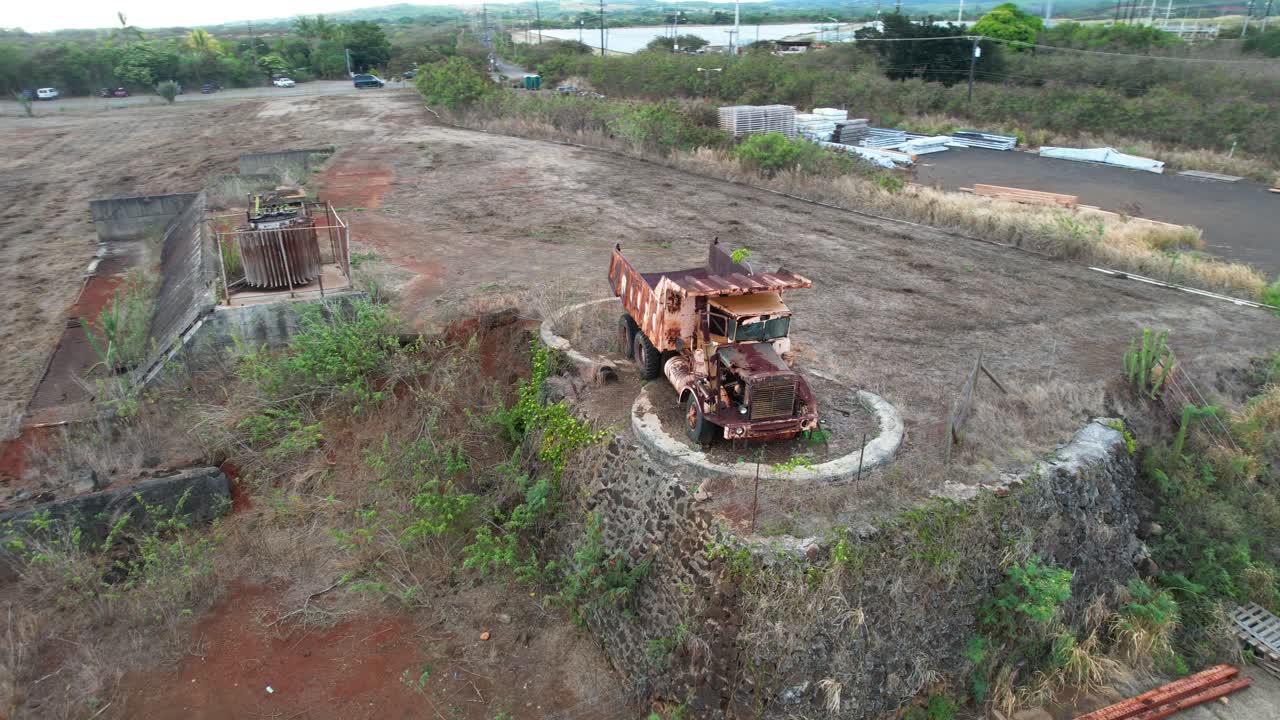 vista en círculo de un viejo camión abandonado en el molino de azúcar koloa de hawai, aérea
