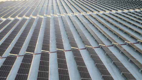 Vista-Aérea-De-Paneles-Solares-En-Una-Granja-Solar-Utilizada-Para-La-Producción-De-Energía-Limpia.