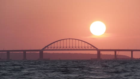 puesta de sol sobre un puente