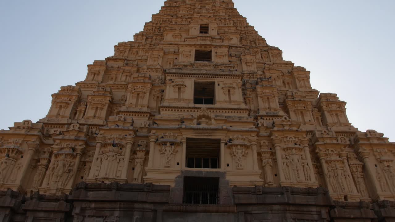 Tempio di Brihadeeswara - Un tempio indù dedicato a Shiva a Thanjavur, India - angolazione bassa, ripresa in avvicinamento