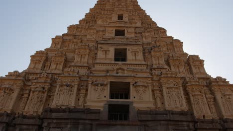 Templo-Brihadeeswara---Un-Templo-Hindú-Dedicado-A-Shiva-En-Thanjavur,-India---ángulo-Bajo,-Tiro-Que-Se-Acerca