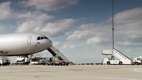 avión de carga ruso en un aeropuerto internacional, concepto de avión en tierra, sanción