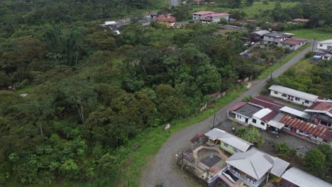 toma aérea de una aldea con un asentamiento simple lejos de la ciudad