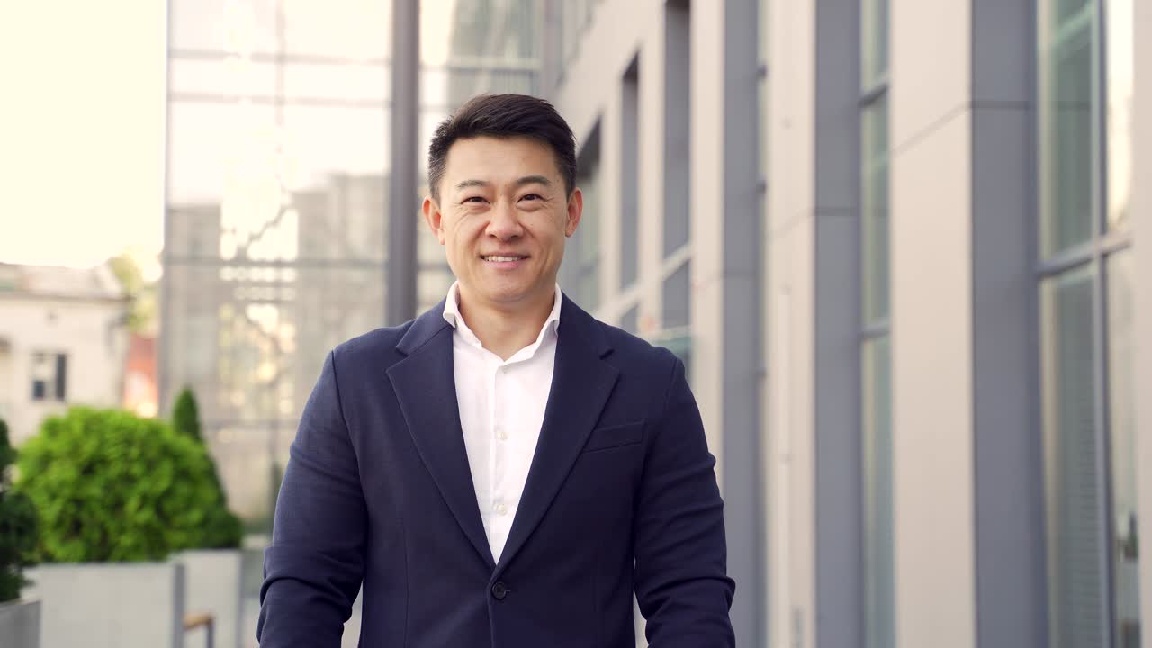 카메라를 바라보는 젊은 자신감 넘치는 성공한 아시아 사업가의 초상화