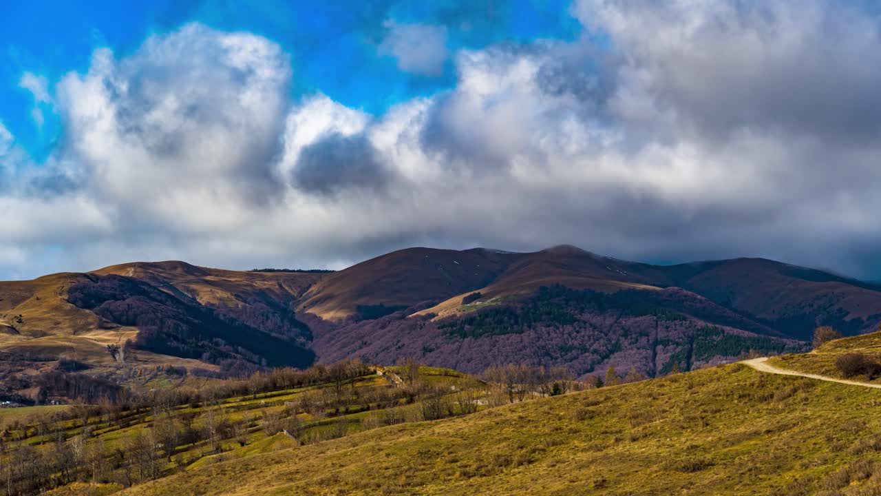 lapso de tiempo de una cadena montañosa con espesas nubes blancas arremolinándose, colores de otoño, rumania
