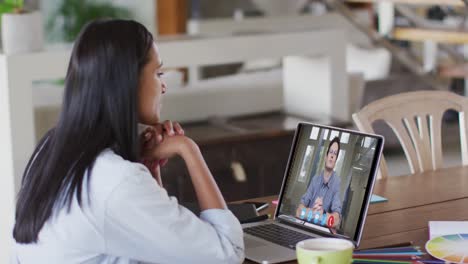 Mujer-Caucásica-Usando-Una-Computadora-Portátil-En-Una-Videollamada-Con-Un-Colega-Que-Trabaja-Desde-Casa