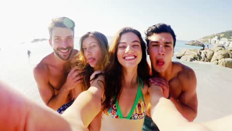 amigos felices divirtiéndose en la playa en un día soleado