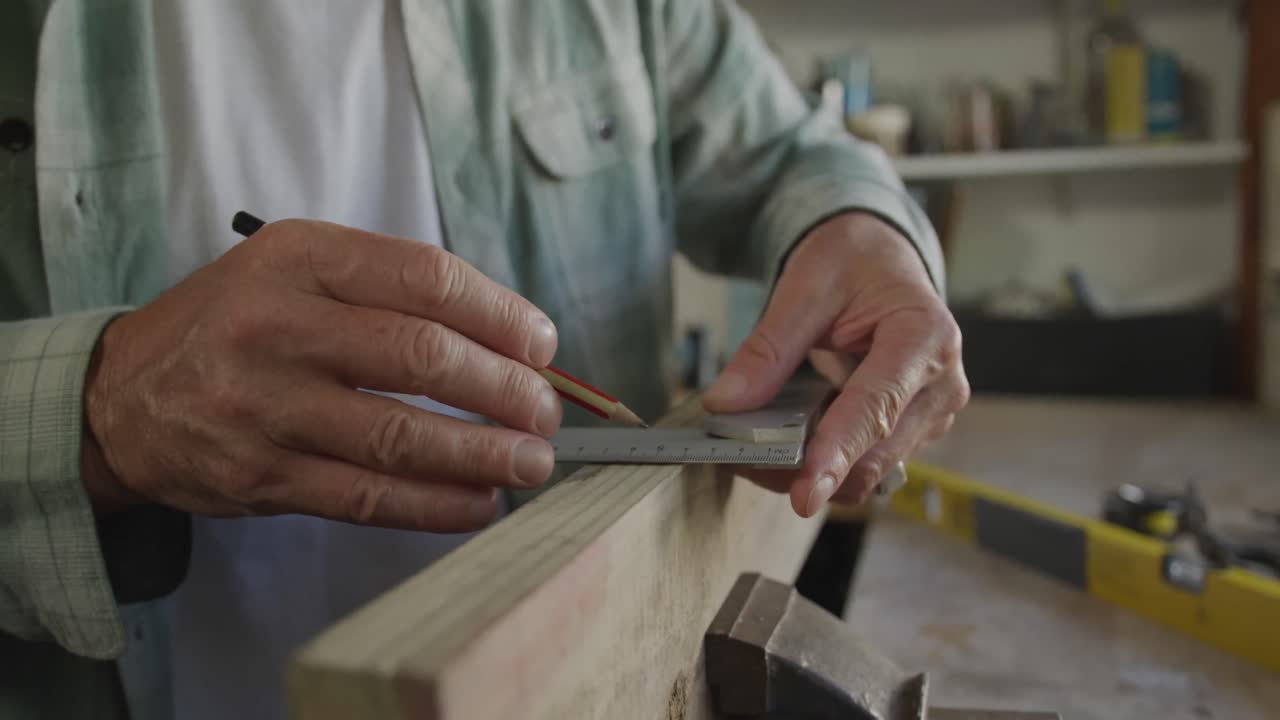 мужчина делает diy дома