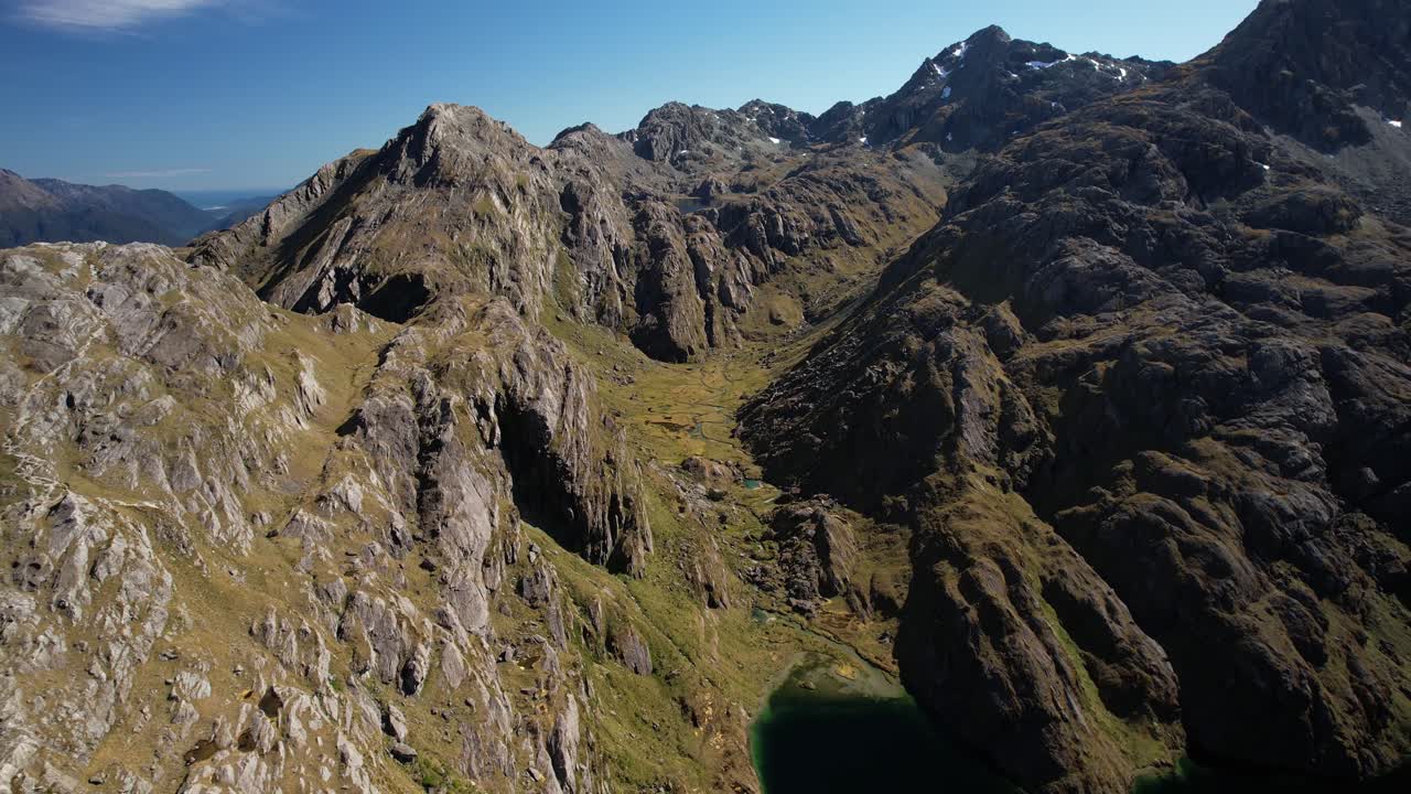 drone revela el impresionante lago harris en la famosa pista de routeburn, una gran caminata
