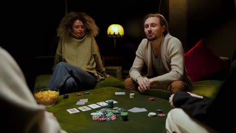 grupo de amigos jugando al poker 5