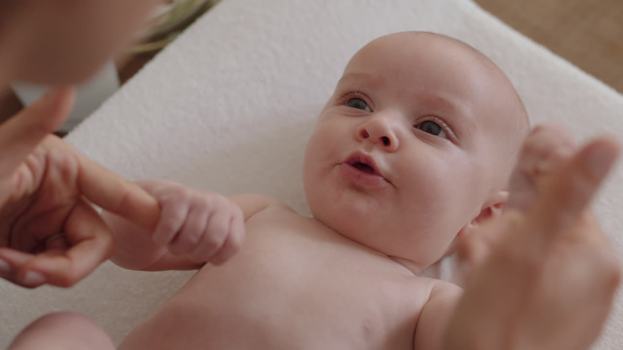 madre feliz jugando con el bebé en casa madre amorosa cuidando al niño pequeño divirtiéndose padre vincularse con el niño disfrutando de la maternidad cuidado de niños