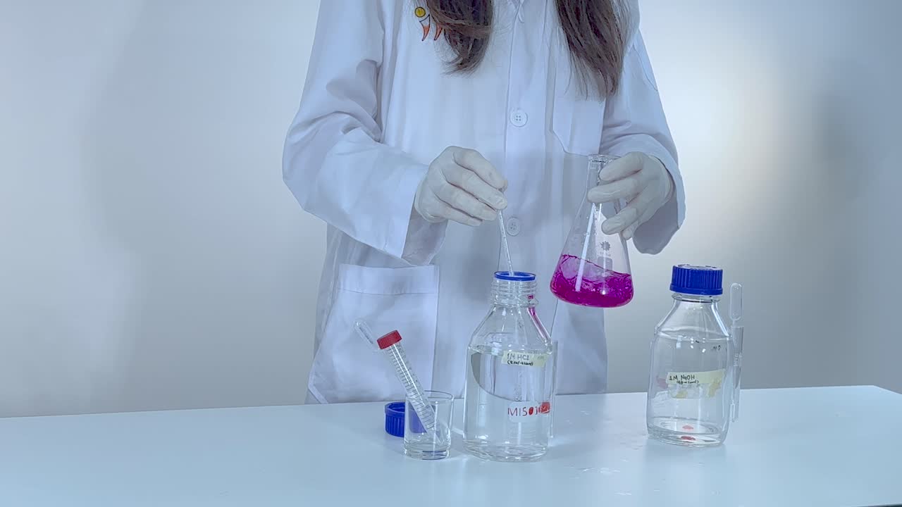 observación del cambio de color con las bases en un entorno de laboratorio