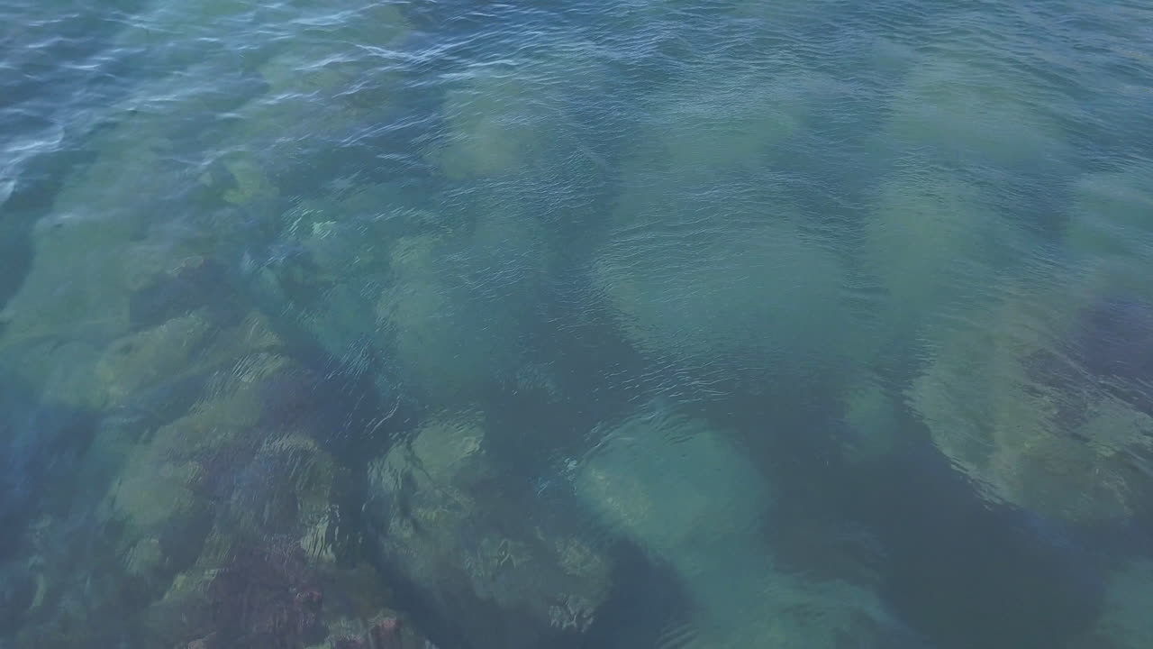 claras olas de agua de mar transparentes. fondo de superficie limpia