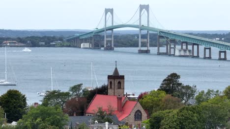 Die-Chairborne-Pell-Newport-Bridge-Verbindet-Die-Innenstadt-Von-Newport-Und-Aquidneck-Island-Mit-Jamestown,-Rhode-Island