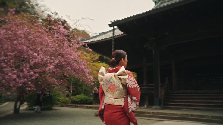 Donna in kimono al tempio