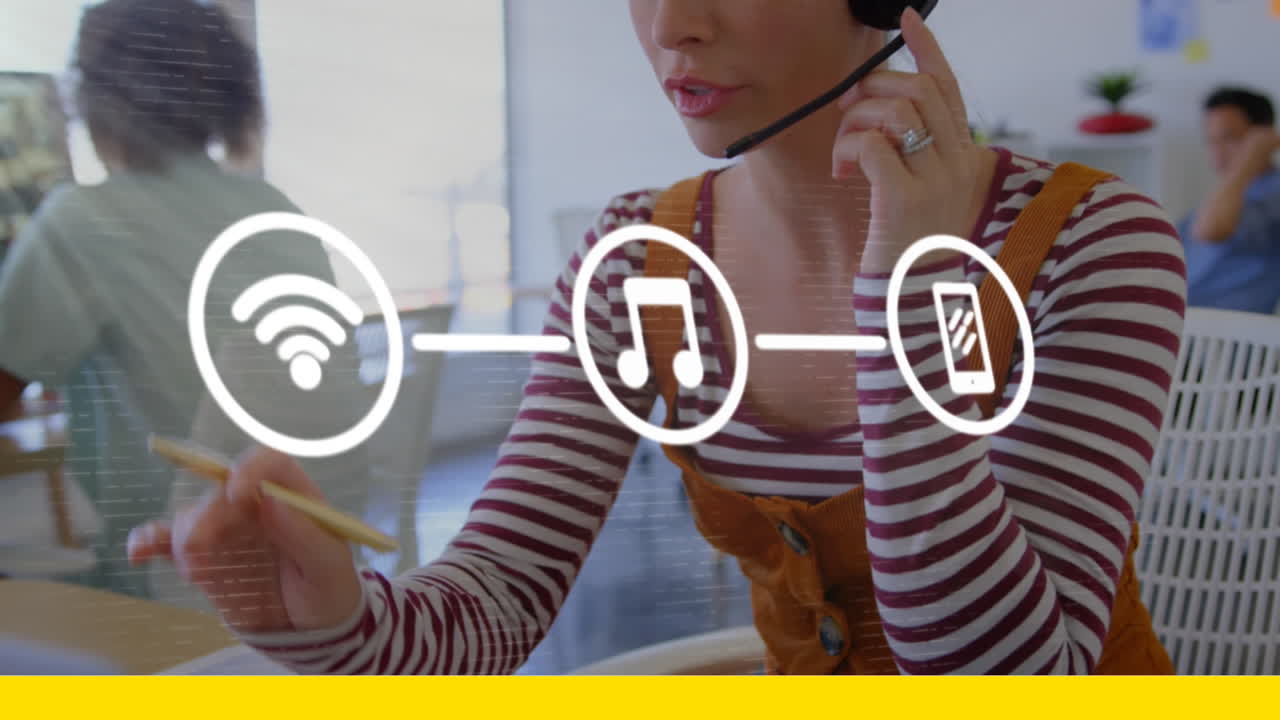 animación de tres iconos digitales sobre una mujer usando auriculares de teléfono
