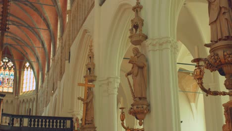 Tiro-Interior-Dentro-De-La-Iglesia-Cristiana-Protestante-De-Nuestra-Señora-En-La-Ciudad-De-Brujas,-Bélgica
