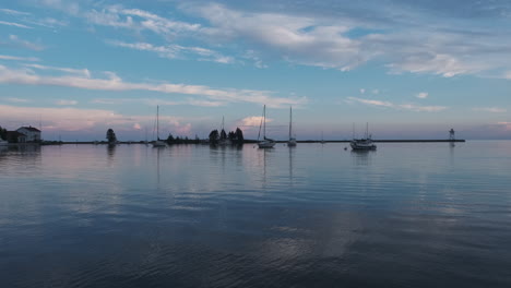 puesta de sol en el puerto de grand marais, cielo púrpura y barcos amarrados en el tranquilo lago superior