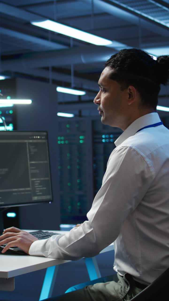 Professionista IT che lavora al computer nella sala server