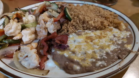 cerca de un plato delicioso y muy completo con verduras y arroz