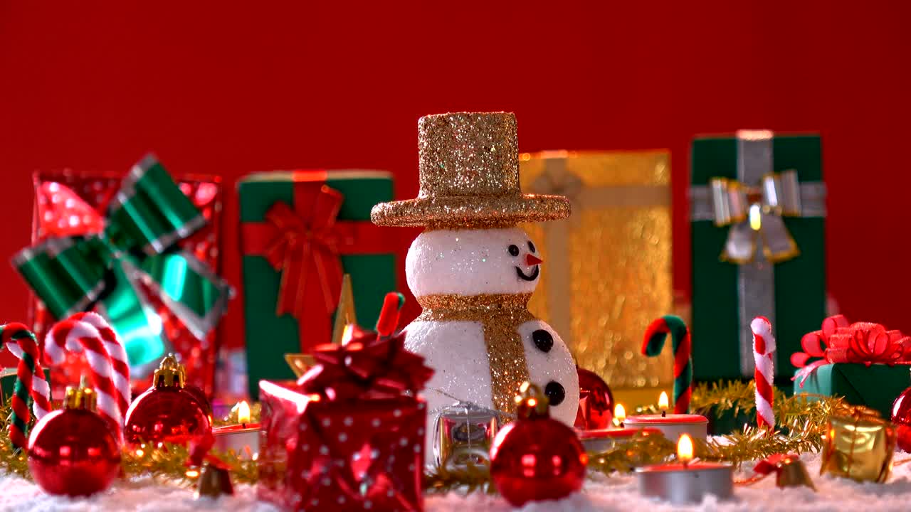 el hombre de nieve y la decoración de la caja de regalos en la nieve para el año nuevo o las vacaciones de navidad internacionales, en la rotación de tiempo feliz 360 grados alrededor de la vista loopable.