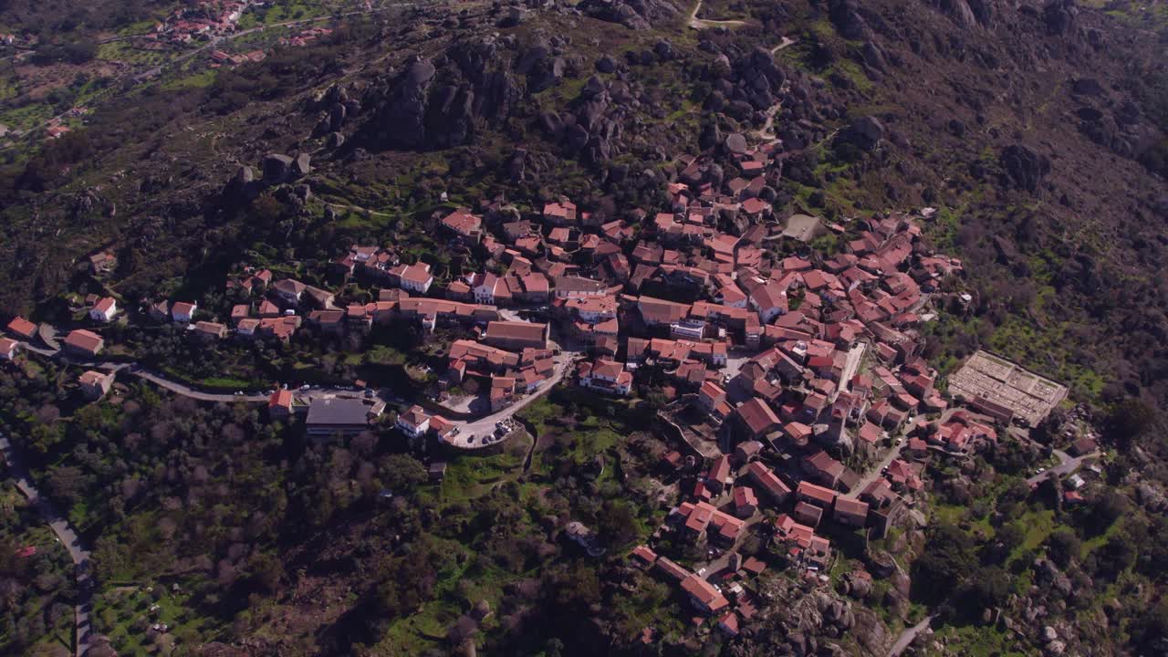 Villaggio di Monsanto con chiesa, Portogallo, Castelo Branco