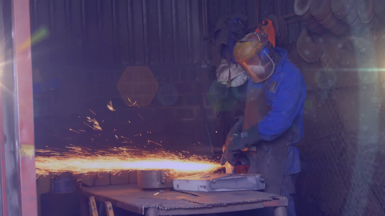 Animazione di luci incandescenti su un uomo birazziale in officina