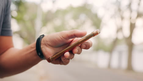 Teléfono,-Fitness-Y-Aplicación-Con-La-Mano-De-Un-Hombre-Rastreando